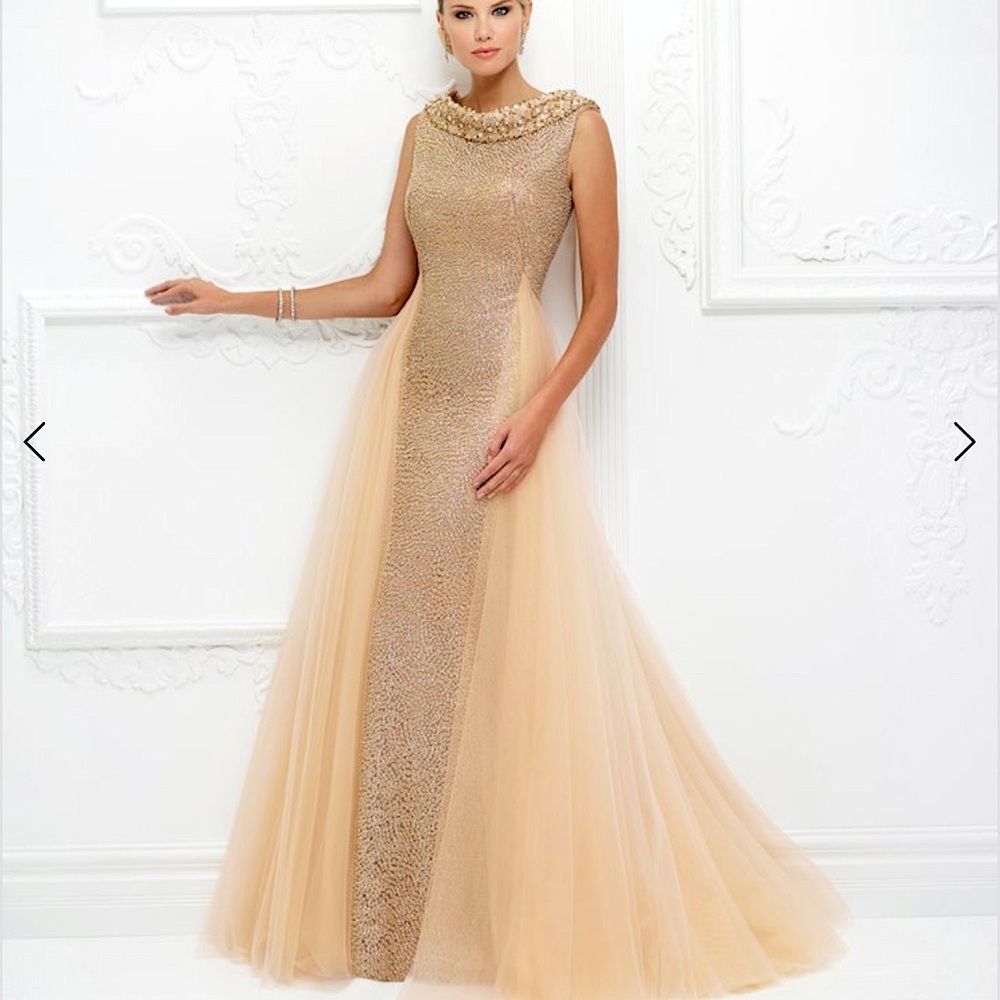 🌟 Elegant Montage Gown, Size 8, worn once, perfect for events! 🌟